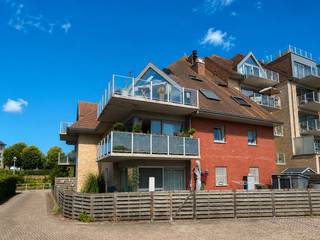 Ruim en lichtrijk appartement met 2 slaapkamers, hoekterras en mogelijkheid tot aankoop van een garagebox in het centrum van Veurne.<br />Dit ruime appartement te koop in Veurne is gelegen op de eerste verdieping van Residentie Kalomme, Calonnegracht 3. Dankzij de rustige maar centrale ligging woont u hier op korte afstand van de vaart, de Zonnebloem en de Markt van Veurne. Een ideale combinatie van rust, comfort en bereikbaarheid. Het appartement is momenteel verhuurd op jaarbasis, waardoor dit pand ook interessant is als vastgoedinvestering. Mogelijkheid tot bij aankopen van een garagebox in het gebouw.<br /><br />Indeling:<br />- Inkomhal<br />- Ruime lichtrijke woonkamer<br />- Open keuken met oven, microgolf, vaatwas, koelkast en keramische kookplaat<br />- Apart toilet<br />- Slaapkamer 1<br />- Slaapkamer 2<br />- Badkamer met lavabo en ligbad/douche<br />- Berging met aansluiting wasmachine<br />- Ruim hoekterras (12 m²)<br /><br />Troeven:<br />- Rustige en centrale ligging<br />- Centrale verwarming op aardgas<br />- Mogelijkheid garage<br /><br />Bent u op zoek naar een ruim appartement met twee slaapkamers in Veurne, centraal gelegen en toch rustig gelegen? Of zoekt u een interessante vastgoedinvestering in Veurne? Dan is dit appartement in Residentie Kalonne zeker een bezoek waard.<br /><br />Bestuursmaatregelen in het maatregelenregister: nee