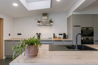 Te koop: instapklare en volledig gerenoveerde woning in het rustige Groenhof te Zedelgem. Deze woning is gelegen in een aangename,...