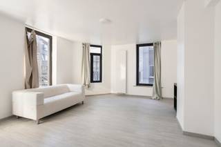 Ben je op zoek naar een zeer ruim duplex appartement in het centrum van Aalst? Zoek niet verder! Dit appartement met een bruikbaar vloeroppervlak van maar liefst 164 m² in de Molenstraat 18A heeft alles wat je zoekt.<br /><br />Indeling:<br />Gelijkvloers: <br />- Aparte inkomhal<br /><br />Eerste verdieping:<br />- Woonkamer<br />- Keuken<br />- Hal<br />- 1 slaapkamer<br />- Badkamer met ligbad en toilet<br /><br />Tweede verdieping:<br />- Hal<br />- 2 slaapkamers<br /><br />Bijzonderheden:<br />- Ruime zolder<br />- Elektriciteit conform<br />- Energiezuinig (EPC B) <br />- Zeer goede ligging in het centrum van Aalst nabij alle voorzieningen zoals winkels, scholen, restaurants, station, de Markt, etc.<br /><br />Mis deze kans niet en vraag vandaag nog jouw bezoek aan!<br /><br />Bij Albert kom je thuis