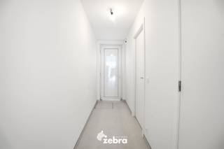 Deze instapklare, gerenoveerde woning bevindt zich op een boogscheut van het centrum van Meulebeke. De woning geniet van een uitstekende bereikbaarheid en ligt op wandel- en fietsafstand van diverse winkels, horeca, sportgelegenheid, openbaar vervoer...<br /><br />Op het gelijkvloers bevindt zich een inkomhal met gastentoilet, een badkamer met douche en dubbele wastafel (spiegel boven de wastafels wordt nog voorzien door de verkoper). Ook de aansluitingen voor wasmachine en droogkast bevinden zich in de badkamer. Verder is er op het gelijkvloers een woonkamer met aansluitend de open keuken met eiland die voorzien is van een inductiekookplaat, dampkap, spoelbak, oven, microgolf, vaatwas, koelkast en voldoende kastruimte.<br /><br />Het eerste verdiep bestaat uit een nachthal met toilet en twee ruime slaapkamers. Het tweede verdiep is te bereiken via een vaste trap en hier bevindt zich de derde slaapkamer met aansluitend nog een praktische zolderberging.<br /><br />Tot slot beschikt de woning over een gezellig terras, tuin, een uitweg naar de Kasteeldreef, airco's die koelen én verwarmen, 8 zonnepanelen met een totaal vermogen van 3.680 Wattpiek, vloerverwarming, ...<br /><br /><strong>Ook wild geworden van deze thuis?<br />Twijfel niet langer en leg vandaag nog uw bezoek vast!</strong>