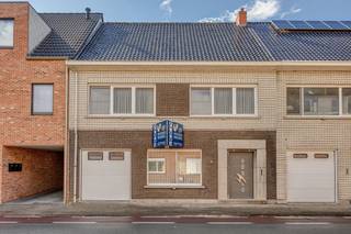 Deze ruime woning is uitstekend gelegen in het centrum van Vlimmeren, op wandelafstand van winkels en dagelijkse voorzieningen. Dankzij de centrale ligging geniet u bovendien van een vlotte bereikbaarheid en alle voordelen van wonen in een levendige dorpskern.<br /><br />De woning omvat op het gelijkvloers een inkomhal, een aangename woonkamer met aparte bureauruimte met inbouwkasten, een keuken, een veranda, een apart toilet en een inpandige garage.<br /><br />Op de verdieping bevinden zich 3 ruime slaapkamers en een badkamer. Via de vaste trap bereik je de zeer ruime zolder, die tal van mogelijkheden biedt voor wie bijvoorbeeld een hobbyruimte of extra kamers wil creëren.<br /><br />Daarnaast beschikt de woning over een ruime en nette kelder, ideaal als extra bergruimte. Buiten geniet u van een tuin met terras, waar u in alle rust kunt ontspannen. De inpandige garage biedt extra comfort en ook vlakbij is er parkeergelegenheid.<br /><br />Met een EPC-label C valt de woning niet onder de renovatieverplichting. De bovengrondse stookolietank is bovendien conform gekeurd. <br /><br />Troeven: <br />- Topligging in centrum Vlimmeren<br />- 3 ruime slaapkamers <br />- Ruime zolder met vaste trap (potentieel voor extra slaapkamers) <br />- Dak geïsoleerd <br />- Elektrische rolluiken en overal vliegenramen <br />- Aparte bureauruimte <br />- Inpandige garage