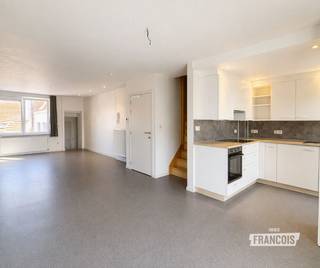 Dit tweeslaapkamerappartement vestigt zich vlakbij de Grote Markt te Blankenberge. Enerzijds bevindt u zich op wandelafstand van de Zeedijk, anderzijds zijn er verschillende kwalitatieve handelszaken en scholen op wandelafstand. Alsook is het pand vlot te bereiken met het openbaar vervoer en de wagen.<br /><br />Het appartement is gelegen op de 2de verdieping, die bereikbaar is via de trap. Via de toegangsdeur van het appartement komt men binnen in de gezellige woonkamer die voorzien is van raampartijen die het appartement een zeer lichtrijke indruk geven. De open keuken is voorzien van alle hedendaags comfort. Verder vindt men op deze verdieping ook een berging voorzien vann een plaats waar er een aansluiting voorzien is voor een wasmachine en droogkast.<br /><br />Op de eerste verdieping vinden we twee slaapkamers en een een badkamer voorzien van een bad met douchemogelijkheden en een dubbele wastafel, ook vinden we hier nog een toilet.<br /><br />Het appartement is voorzien van dubbele beglazing een centrale verwarming op aardgas. <br /><br />Provisie gemeenschappelijke kosten: € 35/maand. <br /><br />Onmiddelijk beschikbaar <br /><br />