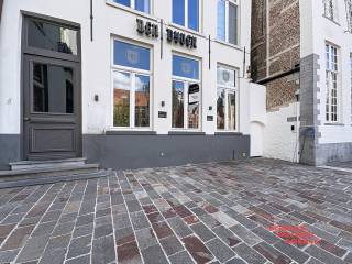 Op een absolute topligging in het historische hart van Brugge bevindt zich dit veelzijdige pand aan de Dijver 5.<br /><br />Het te huren geheel omvat op het gelijkvloers onder meer een inkomruimte, restaurantgedeelte, bar, keuken, bijkeuken, sanitaire voorzieningen, en bijkomende horecaruimte. <br />Daarnaast beschikt het pand over een extra buitenberging en zeer ruim en zonnig terras die het geheel praktisch en veelzijdig maken.<br /><br />Ook de kelderverdieping maakt integraal deel uit van het te huren kavel. <br />Hier bevinden zich onder meer een technische ruimte, verschillende bergingen, sanitaire voorzieningen. <br />De verschillende ruimtes bieden dan ook heel wat mogelijkheden voor opslag, ondersteuning en een praktische organisatie van de activiteit.<br /><br />Een bijzonder pand met veel ruimte, karakter en mogelijkheden, gelegen op één van de meest aantrekkelijke locaties van de Brugse binnenstad.