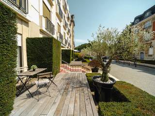 A stone's throw from Bois de la Cambre, in a private and secure enclosure, this elegant apartment of ± 143 m² (EPC), completely renovated in 2013, is located on the ground floor of the Vendôme residence, a building constructed in 1973. It benefits from a pleasant terrace with ideal orientation.<br /><br />It offers three bedrooms, a bathroom and two shower rooms. The spacious reception rooms, including the living room, dining room and open-plan kitchen, open directly onto the terrace. The residence also offers a modern relaxation and wellness area, equipped with a hammam, sauna and sports equipment.<br /><br />Other advantages: high-quality finishes, prestigious setting, option to purchase a parking space (€50,000).<br /><br />The Square du Bois is a quiet and slightly secluded neighbourhood on the edge of the Bois de la Cambre, yet still close to Avenue Louise and its amenities. Public transport is easily accessible.<br /><br />For further information, please contact Salomé Philippart on +32 (0) 472 62 83 17.