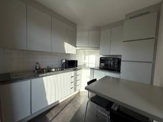 Gezellig duplex appartement met 2 slaapkamers en ruim terras, gelegen in het centrum van Wechelderzande.1ste verdieping;Woonkamer, eethoek met...