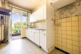 <p>VORST – Dit doorlopende appartement van ± 108 m² (EPB) ligt op de 4e verdieping van een gebouw aan de Avenue du Domaine 173 en biedt ruime kamers en uitstekende renovatiemogelijkheden.</p>
<p>Dankzij de doorlopende indeling van oost naar west geniet het appartement de hele dag door van een aangename lichtinval.</p>
<p>Het appartement moet volledig worden gerenoveerd en biedt daarmee de mogelijkheid om de ruimtes en afwerkingen geheel naar eigen wens in te richten. Een belangrijk pluspunt: de elektrische installatie voldoet aan de voorschriften. EPC wordt momenteel opgesteld (geschatte energieklasse: G).</p>
<p><u>4e verdieping rechts</u>: Appartement type D4</p>
<ul>
<li>Entreehal met gepantserde deur</li>
<li>Keuken die kan worden opengebroken naar de woonkamer</li>
<li>Woonkamer ± 40 m²</li>
<li>Terras ± 4 m²</li>
<li>Badkamer met aansluiting voor wasruimte</li>
<li>Toilet</li>
<li>Slaapkamer van ± 17 m²</li>
<li>Slaapkamer van ± 14 m²</li>
</ul>
<p>2 kelders: 1 kelder met de aanduiding „D4“ en 1 extra berging nr. 9 op de begane grond</p>