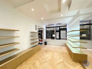 <p><span>Informations sur les propriétés commerciales :</span></p><p><span>Magnifique espace commercial dans le quartier commerçant 'Wild Sea'. Cette propriété en coin offre une opportunité unique d'établir votre entreprise dans le centre commercial 'New Gaanderij' idéal pour une boutique, une galerie ou un commerce exclusif. La vitrine d'environ 9 m assure une grande visibilité. Le rez-de-chaussée (environ 27m²) est doté d'un parquet à chevrons chaleureux, d'armoires encastrées sur mesure et d'un éclairage qui assure une présentation parfaite des produits. A l'étage supérieur (environ 22m²) de la propriété, il y a un espace de stockage pratique avec des étagères de rangement. Équipé de l'air conditionné et à l'arrière d'une toilette séparée avec lavabo. Charges générales : provision d'environ 280 EUR/m pour le gaz, l'eau, l'entretien des parties communes, la décoration, les volets,... Disponible : 1/01/2026. Faites de cet espace la carte de visite de votre enseigne.</span></p><p><span> </span></p><p><span>Aménagement</span></p><ul><li><span>A l'origine, il s'agissait de 2 magasins séparés qui ont été fusionnés en un seul magasin spacieux avec des finitions de qualité. </span></li><li><span>Vitrine sur tout le coin d'environ 9m !</span></li><li><span>Espace commercial d'environ</span><span><sup>27m2</sup></span><span> sur un parquet à chevrons clair, équipé de placards et d'étagères en bois. Hauteur sous plafond de 2,8 m sur l'ensemble de l'espace. </span></li><li><span>Espace supérieur d'environ 22m²</span><span><sup> </sup></span><span>accessible par un escalier fixe ; idéal comme espace de rangement avec étagères de rangement. Equipé de 2 climatiseurs soufflant de l'air chaud et froid et d'un WC séparé avec lave-mains à l'arrière.</span></li></ul><p><span> </span></p><ul><li><span>Utilisation possible : magasin/boutique.</span></li><li><span>EPC non applicable.</span></li><li><span>Chauffage par climatisation et radiateurs. </span></li></ul><p><span> </span></p><p><span>Informations sur la location :</span></p><ul><li><span>Loyer : 1 250 EUR/mois + 380 EUR/mois de charges.</span></li><li><span>Disponible à partir du 1/01/2026.</span></li></ul><p><span> </span></p><ul><li><span>Taxe foncière à la charge du locataire : environ 2 030 EUR/an.</span></li><li><span>Frais généraux : provision d'environ 380 EUR/mois pour le gaz et l'eau + utilisation des installations de la galerie : entretien et éclairage des parties communes, décoration, volets,....</span></li><li><span>Consommation individuelle d'électricité. </span></li><li><span>Garantie : 6 mois.</span></li><li><span>La préparation du descriptif du lieu est négociable. </span></li></ul><p><span> </span></p><p><span>Immeuble :</span></p><ul><li><span>Galerie commerciale bien entretenue composée de plusieurs espaces commerciaux au rez-de-chaussée et de 6 étages d'appartements. </span></li></ul><p><span> </span></p><p><span>Emplacement :</span></p><ul><li><span>Excellent emplacement dans la célèbre Nouvelle Galerie avec de nombreuses boutiques.</span></li><li><span>Connexion entre les rues commerçantes de Wilde Zee et Huidevettersstraat. </span></li><li><span>MOBISCORE : 9,5/10 !</span></li></ul><p><span> </span></p><p><span> </span></p><p><span>*Les informations contenues dans ce prospectus sont données à titre indicatif : les candidats locataires doivent faire leur propre affaire de l'obtention, de la vérification et de l'interprétation de ces informations.</span></p><p><span> </span></p>