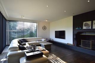 Ontdek deze charmante woning in het groene Aalbeke, een rustige omgeving nabij het bruisende Kortrijk. Deze woning biedt talloze mogelijkheden en is ideaal voor zowel gezinnen als professionals.<br /><br />Indeling als volgt:<br />Bij binnenkomst word je verwelkomd in een ruime inkomhal met een elegante dubbele deur die toegang geeft tot de lichte en ruime leefruimte. Deze gezellige ruimte is perfect ingedeeld met een zithoek, waar je kan ontspannen bij de knusse open haard, en een royale eetplaats voor onvergetelijke diners met vrienden en familie. Ingemaakte kasten voorzien.<br /><br />Aansluitend vind je een volledig uitgeruste keuken, een waar paradijs voor kookliefhebbers. Met veel opbergmogelijkheden en hoogwaardige apparatuur, waaronder een Miele stoomoven, is deze keuken van alle gemakken voorzien. Een gezellige ontbijtplaats maakt het plaatje compleet.<br /><br />Geniet van de rust in de veranda met prachtig uitzicht op de tuin, een ideale plek om in alle seizoenen van de natuur te genieten.<br /><br />Via de nachthal is er toegang tot 3 slaapkamers, waarvan 2 met ingemaakte kasten. De vernieuwde badkamer is voorzien van een inloopdouche, ligbad en een dubbel lavabomeubel. Een apart toilet is aanwezig.<br /><br />Bijzonder aan deze woning is de ruime praktijkruimte van net geen 50 m², die rechtstreeks toegankelijk is via een aparte ingang. Deze veelzijdige ruimte is opgedeeld in 4 verschillende ruimtes en beschikt over een apart toilet, waardoor het perfect is voor een thuiskantoor, therapieruimte of andere professionele doeleinden.<br /><br />Tot slot beschikt deze over een dubbele garage met een geïntegreerde wasplaats en extra opbergruimte, wat zorgt voor maximaal gemak en comfort. Daarnaast zijn er vier parkeerplaatsen op eigen terrein beschikbaar.<br /><br />EXTRA TROEVEN: centrale ligging, dubbele beglazing, grote volumes...<br /><br />Kortom, zeker een bezoek waard!<br /><br />Onze ref. DEV4966