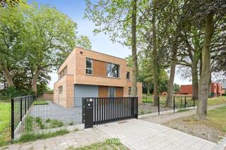 <p><span>Ligging<br /></span><span>In een rustige, groene woonstraat vind je deze uitzonderlijke nieuwbouwvilla. <br />De Sanderuslaan wordt geflankeerd door statige, volwassen bomen die de straat een residentieel en tijdloos karakter geven  een zeldzaam groen kader voor een woning van deze klasse. <br />Je woont hier in alle sereniteit, en toch ben je in geen tijd in het centrum van Evergem of Gent. <br />Scholen, winkels en openbaar vervoer liggen vlakbij.<br /><br /></span><span>Architecturale topper tot in detail afgewerkt<br /></span><span>Deze recent afgewerkte villa is een voorbeeld van hedendaagse architectuur: een strak volume, opgetrokken in een warme, genuanceerde gevelsteen die prachtig contrasteert met de houtaccenten rond de ramen. <br />De volledig omheinde voortuin met sierlijk zwart hekwerk en verzorgde oprit maken het plaatje compleet. <br />Binnen ontdek je een afwerking van topniveau. <br />De inkomhal zet meteen de toon: de steellook glasdeuren en de sculpturale trap zijn blikvangers.<br />Terwijl de op maat gemaakte inbouwkasten voor mooie en functionele opbergruimte zorgen.<br />De open leefruimte baadt in natuurlijk licht dankzij de grote raampartijen en brede schuiframen, die uitgeven op het omliggend groen, het overdekte terras en de tuin. <br />De open keuken is een blikvanger: een fraai keukeneiland in licht hout, tijdloos witte kasten en ingebouwde toestellen sluiten naadloos aan op de leefruimte.<br />De grootformaat vloertegels in een zachte, lichte tint lopen door de hele woning en zorgen voor rust en eenheid.<br />De woning telt vier ruime slaapkamers, stuk voor stuk badend in natuurlijk licht en met een prachtig zicht op het omliggende groen.<br />Een bijzondere troef is de gelijkvloerse slaapkamer met aansluitend badkamergedeelte.<br />Er zijn bovendien twee volwaardige badkamers, alles knap afgewerkt.<br /><br />Rondom de woning geniet je van een royale, volledig omheinde tuin. <br />De aanleg is verzorgd, en de volwassen bomen zorgen meteen voor een uniek decor.<br />De ruime inpandige garage met automatische sectionaalpoort biedt plaats voor je wagen en extra berging.<br />Het tuinhuis is perfect als buitenberging.<br /><br /></span><span>Extra<br /></span><span>/ automatische poort met brievenbus en parlofoon<br />/ geothermie en warmtepomp voor vloerverwarming en koeling<br />/ domotica<br />/ ventilatiesysteem D<br />/ zonnepanelen met batterij<br />/ alarm<br />/ laadpaalvoorziening in garage<br />/ EPC A+<br />/ regenwaterput 10.000l<br />/ septische put 2500l<br />/ omheinde tuin en buitenverlichting<br />/ grasrobot<br /><br /></span><span>Troeven<br /></span><span>/ locatie<br />/ kwaliteit<br />/ energiezuinig<br />/ wonen zonder zorgen!<br /><br /></span><span>Financieel<br /></span><span>/ prijs op aanvraag<br /><br /><br /></span></p>