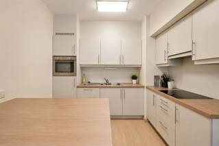 <p><span>Op zoek naar een verzorgd appartement op een toplocatie in Geel? Dan is dit ruime drieslaapkamerappartement zeker een bezoek waard.</span></p><p><span>Dankzij de centrale ligging bevinden winkels, horeca, openbaar vervoer en andere dagelijkse voorzieningen zich op wandelafstand. Bovendien geniet u van een vlotte verbinding naar de omliggende gemeenten.</span></p><p><span>Het appartement omvat een inkomhal, een ruime en lichtrijke leefruimte met open keuken en drie volwaardige slaapkamers. De badkamer is uitgerust met een ligbad, badkamermeubel en toilet. Daarnaast beschikt het appartement over een aparte doucheruimte, wat zorgt voor extra comfort en gebruiksgemak.</span></p><p><span>Vanuit de twee achterste slaapkamers heeft u toegang tot het aangename terras waar u in alle rust kunt genieten.</span></p><p><span>Verder beschikt het appartement over een privatieve kelderberging en een gemeenschappelijke fietsenberging.</span></p><p><span>Ook op energetisch vlak scoort dit appartement sterk met een EPC-label B. PVC-ramen met hoogrendementsbeglazing en centrale verwarming op aardgas dragen bij aan een comfortabel en energiezuinig woonklimaat.</span></p><p><span>Het appartement is momenteel verhuurd, wat het eveneens interessant maakt voor investeerders die op zoek zijn naar een eigendom met onmiddellijke huuropbrengst.</span></p><p><span>Interesse? Contacteer Dupont Vastgoed – Jonas Knaepen (BIV 518.894) via 0471 91 88 46 voor meer informatie of een bezoek ter plaatse.</span></p>