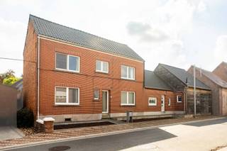 À proximité du domaine naturel De Gavers, nous proposons cette propriété rénovée et polyvalente de 20 ares 10. À cinq minutes du centre de...