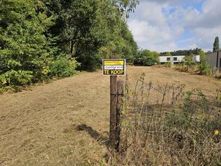 Ruime bouwgrond, geschikt voor open bebouwing. In een rustige straat, in groene omgeving en op een steenworp van het centrum van Keerbergen. 1716 m2.
Info voorschriften:
https://www.keerbergen.be/product/182/rup-hart-van-keerbergen