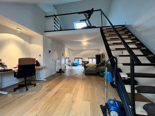 Dit hedendaags duplex appartement is gelegen op de derde verdieping van een kleinschalig verzorgd gebouw zonder lift. Indeling: een lichtrijke...