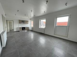 Dit moderne appartement in Kortrijk presenteert zich als een stijlvolle en praktische woning voor wie op zoek is naar eigentijds comfort. Met...