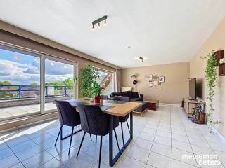 L’appartement clé en main de deux chambres est situé à Nieuwenhove (Oostkamp) et est très soigné et lumineux, avec la nature à proximité.<br />L’appartement comprend : un hall d’entrée, un séjour lumineux donnant accès à une grande terrasse ensoleillée, une cuisine ouverte équipée (dotée d’une plaque vitrocéramique, d’un four, d’une hotte et d’un réfrigérateur intégré). Une buanderie est attenante à la cuisine.  
Outre les deux chambres, l’appartement dispose d’une salle de bains avec baignoire, lavabo et toilettes. Un accès à un grand grenier est également prévu.<br />L’appartement bénéficie d’un emplacement calme à quelques minutes des commerces et services, des transports en commun et des axes routiers principaux.