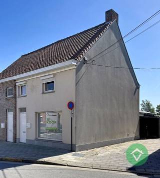 Deze woning is gelegen op een grondoppervlakte van 625 m² in het centrum van Koekelare en bestaat uit: inkomhal - living - keuken - berging - wasplaats - toilet - badkamer - terras - garage - diepe tuin - nachthal - 2 slaapkamers - zolder.