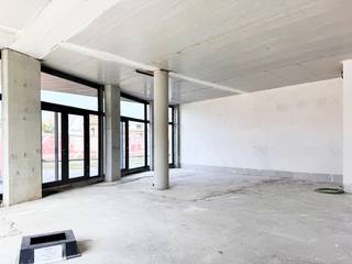 Bent u op zoek naar een strategisch gelegen commerciële ruimte in het hart van Lier?<br /><br />Binnen het stijlvolle project <strong>Het Academisch Kwartier </strong>bieden wij een <strong>casco handelsruimte van 110,80 m²</strong> te koop aan, gelegen op het gelijkvloers met <strong>zicht op het publiek toegankelijke binnenplein Willem I-plein (in aanleg)</strong>.<br />Dankzij de casco oplevering geniet u van volledige vrijheid om de indeling en afwerking af te stemmen op uw activiteit.<br /><br />De commerciële ruimte maakt deel uit van <strong>De Lesselier</strong>, de tweede fase van Het Academisch Kwartier. Dit hedendaags woonproject bevindt zich pal in het centrum van Lier, tussen de gerenoveerde Normaalschool en nieuwe groene stadspleinen.<br /><br />De site combineert historische charme met moderne architectuur en duurzaamheid. Dankzij de ondergrondse parkeergarage, fietsenstallingen en de autoluwe inrichting van de omgeving is het hier aangenaam ondernemen.<br /><br />Bent u ondernemer of investeerder en wilt u uw zaak vestigen op een toekomstgerichte toplocatie in Lier?<br /><br />Contacteer ons voor meer informatie, plannen of een vrijblijvend gesprek op het nummer <strong>03/337.50.70</strong> of <strong>info@vbvastgoed.be</strong>. 