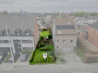 <strong><span>Bouwgrond voor een Ruime GB, uiterst Centraal gelegen!</span></strong><br /><br />Het perceel heeft <strong>een bouwdiepte van 15 meter</strong> <strong>op het gelijkvloers en 12 meter op de verdieping</strong>. Dankzij de <strong>zuid-westorientatie </strong>geniet je van <strong>veel lichtinval en een zonnige</strong> <strong>tuin!<br /></strong><br />Een<strong> ideale locatie om een moderne, lichtrijke gezinswoning te realiseren </strong>op <strong>een goed bereikbare plek</strong>.<br /><br />Contacteer uw vastgoedkantoor voor meer info en/of een bezoek via 0476/076993 of info@kurtimmo.be!