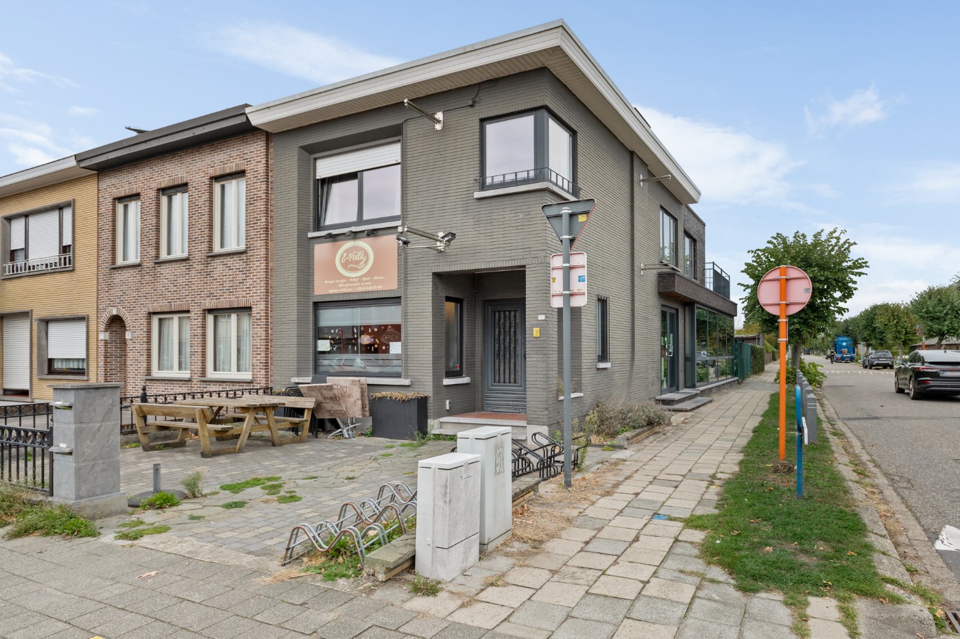 Centraal gelegen opbrengsteigendom met handelsgelijkvloers en app. op de 1e verd. - foto 1