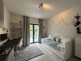 <p>Heverlee, gelegen aan de zuidkant van de bruisende studentenstad Leuven, is de perfecte uitvalsbasis voor studenten verbonden aan de Arenbergcampus, de faculteiten van de wetenschappen, het interuniversitair onderzoekscentrum van IMEC en de UC Leuven-Limburg. Naast deze onderwijsvoorzieningen zijn tal van faciliteiten in de nabijheid te vinden: sportkot, supermarkten, openbaar vervoer (station Heverlee & Leuven), Leuven Centrum… De studio zelf is gelegen op de gelijkvloerse verdieping van het gebouw en geniet van een prachtig aangelegde tuin en terras. De studio is de definitie van aangenaam studeren en dit met een groen uitzicht.<br /><br />Voor meer info of een afspraak 016 229 228 - verhuur@connect-immo.be<br />Beschikbaar vanaf 1 september 2026<br />Lasten: 95€ provisie </p>