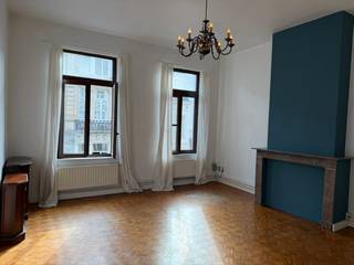 Kom een kijkje nemen naar dit leuke appartement op de trendy locatie nabij het Zuidpark, op wandelafstand van Gent centrum, vlotte bereikbaarheid met het openbaar vervoer, ... Het appartement bevindt zich op de eerste verdieping (geen lift!) en heeft volgende indeling: inkomhal, aparte slaapkamer, leefruimte met hoge plafonds en veel lichtinval, keuken met aansluiting wasmachine, badkamer met toilet, douche en lavabo. Aparte meters EGW. Perfect voor alleenstaande of koppel, domicilie verplicht. Huurcontract drie jaar. Huurprijs 800 euro/maand. 