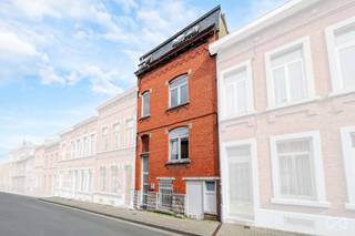 Volledige presentatie: https://weinvest.be/fr-BE/property/for-sale/namur/house/169931  Ruime woning met tuin, momenteel uitgebaat als cohousing voor 4 personen.  Op wandelafstand van het centrum van Namen biedt deze karaktervolle woning een ruime bewoonbare oppervlakte verdeeld over verschillende verdiepingen, tal van inrichtingsmogelijkheden en een bijzonder praktische ligging, vlak bij het openbaar vervoer, scholen, winkels en de belangrijkste autosnelwegen.  Momenteel genereert de cohousing een huuropbrengst van 4 x € 425, ofwel € 1.700/maand + € 85 kosten per huurder.  Indeling:  Gelijkvloers: Inkomhal, leefruimte met salon, eetkamer en keuken (30 m²), badkamer (7 m²). Vanuit deze verdieping is er toegang tot een terras van 8 m² dat uitgeeft op de tuin.  1e verdieping: Hal, 2 slaapkamers (15 en 18 m²), WC.  2e verdieping: Hal, douchekamer met WC, afzonderlijk privétoilet, 2 slaapkamers (15 en 16 m²).  3e verdieping: Hal, douchekamer, WC, bureau (9 m²), 2 slaapkamers (12 en 14 m²).  Een veelzijdige woning met veel potentieel, ideaal voor een groot gezin of een investeerder die op zoek is naar een aantrekkelijk rendement dankzij een indeling die bijzonder geschikt is voor cohousing.  Bonus: nieuwe verwarmingsketel, nieuwe ramen en nieuwe keuken!  Technische kenmerken: centrale verwarming op gas – PVC-ramen met dubbele beglazing – conforme elektrische installatie.  Verkoop onder voorbehoud van aanvaarding door de eigenaar. EPC C – 249 kWh/m².jaar – 49.529 kWh/jaar – 20220211007191  Interesse in een bezoek? 0471 57 81 60 of jimmy.m@weinvest.be