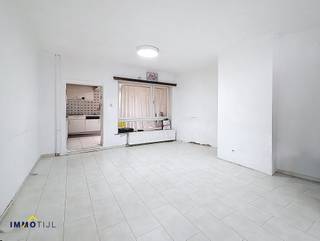 <p>Deze gesloten bebouwing bevindt zich op een toplocatie in hartje Aalst, op wandelafstand van het station, winkels, scholen en het stadscentrum.</p>
<p>Het gelijkvloers omvat een <strong>inkomhal, een ruime leefruimte met eetplaats</strong>, en een keuken die aan vernieuwing toe is. De woning vraagt in het algemeen om een opknapbeurt, maar biedt veel potentieel om naar eigen smaak te worden ingericht. Er is <strong>geen renovatieverplichting</strong> van toepassing, en de woning is reeds voorzien van <strong>verwarming op aardgas</strong> en <strong>rolluiken</strong>.<br /><br /></p>
<p>Op de eerste verdieping bevinden zich <strong>twee slaapkamers, bureau</strong> en een <strong>badkamer</strong> met douche in bad, lavabo en toilet. Op de tweede verdieping is er een <strong>derde, ruime slaapkamer</strong>, bovendien is er nog <strong>zolderkamer met mezzanine</strong> die verder kan worden afgewerkt als vierde slaapkamer.</p>
<p>Achteraan is er een <strong>gezellig terras</strong> met een <strong>praktische berging</strong>. De woning beschikt bovendien over een<strong> kelder </strong>die ideaal is als extra bergruimte.</p>
<p><strong>Interesse? Contacteer ons via lara@immotijl.be of 0489 59 18 87. </strong></p>