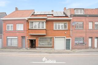 Deze ruime woning met 4 slaapkamers en tuin bevindt zich op een boogscheut van het centrum van Oostrozebeke. Verschillende winkels, scholen, horeca, sportgelegenheid, ... bevinden zich op wandel- en fietsafstand. Dankzij de nabijheid van diverse invalswegen geniet u tevens van een vlotte bereikbaarheid.<br /><br />Op het gelijkvloers is de woning voorzien van een inkomhal, een polyvalente ruimte (met aparte toegang) die perfect kan ingedeeld worden als kantoor, handelsruimte of hobbyruimte, een woonkamer, een keuken, een garage met rechtstreekse toegang tot de tuin, een wasplaats/technische berging en een toilet.<br /><br />Het eerste verdiep bestaat uit een nachthal, 4 ruime slaapkamers, een badkamer en een ruimte die nog kan ingedeeld worden als dressing of extra slaapkamer.<br /><br />Verder is er nog een zeer ruime zolder aanwezig met voldoende hoogte en tal van mogelijkheden, een praktische en gerieflijke kelder, een tuin met terras en een tuinberging.<br /><br /><span>Graag geven wij nog mee dat deze woning reeds beschikt over 19 zonnepanelen met een totaal vermogen van 7.030 Wattpiek en een thuisbatterij.</span><br /><br /><span>Bent u op zoek naar een grote woning met heel veel potentieel nabij het centrum van Oostrozebeke? Dan is dit uw kans!</span><br /><br /><strong><span>Ook wild geworden van deze thuis?</span><br /><span>Twijfel dan niet langer en leg vandaag nog uw bezoek vast!</span></strong>