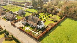 Deze grote prachtige klassevilla is dé ideale woning voor mensen op zoek naar luxe & comfort, kwaliteit en ruimte. Deze woning is goedgelegen...