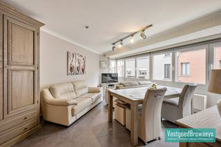 Dit volledig gerenoveerde en energiezuinig appartement op de eerste verdieping van Residentie Caracas combineert een uitstekende ligging met hedendaags wooncomfort. Gelegen nabij het station, winkels en andere voorzieningen, vormt dit appartement de ideale keuze voor starters of investeerders.<br /><br />De indeling omvat een inkomhal met gastentoilet, een lichtrijke leefruimte, een ingerichte keuken, een badkamer, twee volwaardige slaapkamers en een berging.<br />Als extra troeven beschikt het appartement over een privatieve kelderberging én een garage die reeds inbegrepen is in de vraagprijs.<br /><br />Meer info of een bezoek? Bel Stefanie op het nummer 055/59 50 10 of email stefanie@vastgoedbrowaeys.be