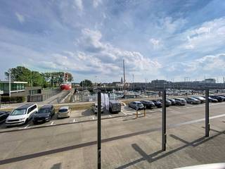Stijlvol en modern één slaapkamer appartement te huur aan de jachthaven van Zeebrugge. Het pand blinkt uit door zijn gunstige bereikbaarheid en uitstekende ligging. Vanaf de Rederskaai bent u op een boogscheut verwijderd van lokale winkels, gezellige horeca, het openbaar vervoer en de belangrijkste uitvalswegen rond Zeebrugge. Dankzij de grote raampartijen geniet u in de woonkamer van een heerlijke lichtinval en een rechtstreekse verbinding met het terras.<br /><br />Indeling:<br />- inkomhal met gastentoilet<br />- dressing/berging<br />- woonkamer met toegang tot terras met zicht op de haven<br />- geïnstalleerde keuken<br />- badkamer met douchecabine en lavabo<br />- volwaardige slaapkamer<br /><br />Bijkomend beschikt het appartement over een privatieve kelderberging, vlot te bereiken via de lift en trap.<br /><br />Bent u op zoek naar vastgoed te huur in Zeebrugge?<br />De snelste manier om een bezoek te brengen aan dit appartement? Vraag je bezoek aan via de rode knop op onze website (www.dewaele.com) en je wordt gecontacteerd door onze verhuurexpert Arne.  Aanvraag dient via Rentio te gebeuren. Telefonisch kunnen er geen afspraken gemaakt worden. Bij andere vragen kun je ons telefonisch contacteren via 056 612 612.<br /><br />