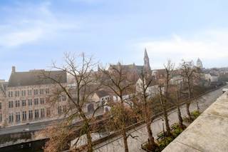 Dit SUPER-DE-LUXE gerenoveerd dakappartement met 3 SLAAPKAMERS, zonnig TERRAS en prachtig ZICHT op de AUGUSTIJNENREI zorgt voor dé UNIEKE WOONBELEVING! Deze parel (4°V) werd 100% vernieuwd met de meest kwalitatieve TOPMATERIALEN en maakt deel uit v/e verzorgde residentie (met lift) gelegen in hartje Brugge, op 5min. wandelen van de Markt. Dit royale &amp; stijlvolle appartement (130m<sup>2</sup>) omvat: inkomhal met gastentoilet, LICHTOVERGOTEN leefruimte (grote raampartijen) met idyllisch uitzicht op het water, nagelnieuwe open luxekeuken (toestellen Miele: inductiekookplaat met dampkap, oven, microgolfoven, vaatwas, ijskast met diepvriesvak, composiet werkblad, ...), nachthal met toilet, 3 volwaardige slaapkamers, luxe badkamer afgewerkt in mortex (voorzien van: inloopdouche met rainshower, dubbel lavabomeubel, handdoekdroger). Zonnig terras om zalig in alle rust te genieten. Extra's: CV, dubbel glas, GOEDGEKEURDE elektriciteit, volledig geschilderd, incl. DESIGNverlichting (Dark), parket, stalen deur... Mogelijkheid tot aankoop van een garagebox in het aanpalend gebouw of ondergrondse staanplaats. Hier geniet je van rust, ruimte &amp; luxe op een unieke ligging!<br /> 