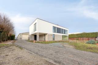 Nieuwbouw, hypermoderne en extreem energiezuinige (EPB A+ -43!) villa met liefst 5 slaapkamers (én mogelijkheid tot bijhuren van praktijkgedeelte). 📞 Interesse? Plan uw afspraak online op onze website (WWW.STRUCTURA.BE) of contacteer Structura voor meer informatie of een bezoek ter plaatse.Deze hedendaagse villa combineert strakke architectuur, ruimte en licht en is gelegen op een vlot bereikbare locatie. De woning werd ontworpen met oog voor comfort, functionaliteit en een open gevoel, en biedt een uitzonderlijke woonkwaliteit voor wie ruim en modern wil wonen.Op het gelijkvloers bevindt zich een indrukwekkende, lichtrijke leefruimte met grote raampartijen die zorgen voor een mooie connectie met de tuin(en) en het terras(sen). De open keuken sluit naadloos aan bij de leefruimte en vormt het hart van de woning. Naast de keuken bevindt zich een praktische keukenberging. Langs de achterzijde van de woning bereikt u via een aparte ingang het praktijkgedeelte dat is voorzien van een wachtzaal, WC, berging en praktijkruimte/bureau. Er zijn achteraan ook 2 staanplaatsen voorzien voor het praktijkgedeelte. Dit praktijkgedeelte is niet inbegrepen in de huurprijs, maar kan worden bij gehuurd aan €750/maand, wat de totale huur op €2.750/maand brengt.De verdieping omvat maar liefst vier volwaardige slaapkamers, elk voorzien van een eigen dressingruimte in de kamer. De master bedroom met dressing, is tevens voorzien van eigen stijlvolle douchekamer en bijkomende sanitaire voorzieningen. Op het verdiep bevindt zich nog een tweede douchekamer, een enorme polyvalente ruimte/2e living uitgevend op een zeer ruim balkon, én een 2e bergruimte. De indeling is logisch en doordacht, met aandacht voor privacy en comfort.Buiten geniet u van een privatieve tuin en terras langs weerszijde van de woning, ideaal om tot rust te komen of gasten te ontvangen. Er is parking voorzien voor 6 wagens + een carport. De architecturale lijnen en grote glaspartijen versterken het moderne karakter van de woning. Deze villa is ideaal voor wie op zoek is naar ruimte, licht, hedendaagse architectuur en wooncomfort, gecombineerd met een verzorgde en rustige woonomgeving.Verwarming via warmtepompen. EPB A+ -43 !! 3 maanden huurwaarborg. Onmiddellijk vrij. Huur voor professionelen mogelijk!📞 Interesse? Contacteer Structura voor meer informatie of een bezoek ter plaatse.