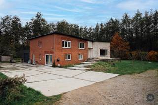 In het groene Keerbergen vind je deze charmante woning uit 1980 terug, gelegen op een royaal perceel van 1.990 m².Hier woon je in alle rust en...