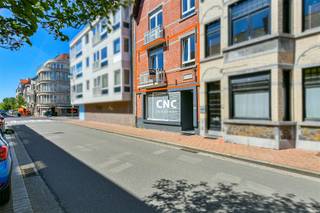 <p><span>ONGEMEUBELD: Volledig gerenoveerd appartement uiterst centraal gelegen in een zijstraat van de Lippenslaan te Knokke. Kleine residentie, 1 verdieping, zonder lift. Instapklaar.</span></p><p><span> </span></p><p><span>Indeling: inkomhal met gastentoilet, woonkamer, ingerichte keuken, 1 grote slaapkamer, 1 badkamer (met voorziening voor wasmachine). Terras vooraan.</span></p><p><span> </span></p>