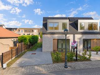 Instapklare en energiezuinige nieuwbouw (E22) in een rustige wijk te Berendrecht!<br />Zoekt u een moderne gezinswoning met alle comfort? Deze hoogwaardige halfopen bebouwing met 3 slaapkamers en tuin combineert een rustige ligging met de nabijheid van winkels, scholen en openbaar vervoer.<br />De indeling:<br />• Gelijkvloers: Inkomhal met gastentoilet, ruime berging (wasmachineaansluiting), een lichte woonkamer met volledig geïnstalleerde open keuken en een groot schuifraam naar de tuin en het terras. Daarnaast is er een flexibele kamer op het gelijkvloers (slaapkamer of bureau).<br />• Eerste verdieping: 2 gezellige slaapkamers, een ingerichte badkamer (douche, toilet, lavabo) en een extra berging.<br />• Zolder: Kleine bergzolder via uitschuiftrap.<br />Belangrijke troeven:<br />• Extreem energiezuinig: E-peil <30 (E22), ventilatiesysteem C en zonnepanelen.<br />• Duurzaam afgewerkt met aluminium ramen (dubbel glas), groen dak en een regenwaterput.<br />• Elektriciteit is volledig conform<br />• Verkoop onder 21% BTW (nieuwbouw).<br />Bezoek inplannen? Bel 03 568 03 03 of mail naar info@vastgoed03.be.