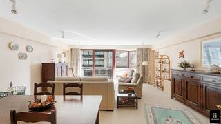 <p>Appartement (92 m²) avec vue latérale sur mer, idéalement situé avenue des Hirondelles à Albertstrand, avec possibilité d’acquérir un emplacement de parking dans l’immeuble.</p>
<p>Disposition : hall d’entrée, spacieux séjour avec loggia donnant sur la terrasse, cuisine entièrement équipée et débarras avec raccordement pour machine à laver. Deux chambres à coucher complètes, dont une avec salle de bains et une avec salle de douche. Terrasses à l’avant et à l’arrière. Possibilité d’aménager un troisième chambre.</p>
<p>Local à vélos et cave privative. Parking au rez-de-chaussée à l’arrière (moitié d’un box double) au prix de 50.000 €.</p>
