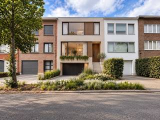 Mooie bouwgrond, voor gesloten bebouwing, gelegen in de Vuurkruislaan te Wilrijk. Het betreft 2 percelen, welke samen een oppervlakte hebben van 1.399m², en bevindt zich in een rustige en aangename leefomgeving.<br /><br />De ligging van deze bouwgrond is een enorme troef. U geniet van hier van een rustige residentiële omgeving, terwijl u toch op een korte afstand bent van het centrum van Wilrijk en diverse voorzieningen. Op een boogscheut kan je genieten van het Park van Eeden. Op wandelafstand vindt u openbaar vervoer, scholen, winkels,... Ook de A12 en andere belangrijke invalswegen zijn vlot bereikbaar. <br /><br />De bouwvoorschriften;<br />Alle verdiepen max 13m diep<br />Breedte = 7m<br />Voortuinstrook = 5m.<br /><br />Een interessante opportuniteit voor wie op zoek is naar een bouwgrond op een rustige, residentiële locatie in Wilrijk.<br /><br />Meer informatie: edegem@immopoint.be