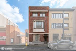 Op wandelafstand van het centrum vindt u deze ruime op te frissen woning. De woning biedt u op het gelijkvloers een inkomhal, een lichtrijke living met houthaard en authentieke parketvloer, een keuken, een grote berging/wasplaats, een kelder en een apart toilet. Op de tussenverdieping is er een kamer die als dressing kan worden ingericht met aansluitend een badkamer met bad, douche en lavabo. Op de eerste verdieping zijn er 2 slaapkamers waarvan 1 met apart toilet. Op de 2de verdieping zijn er nog 2 ruime slaapkamers waarvan 1 met lavabo. Leuke stadstuin met terras en extra berging. Geen renovatieverplichting. De ramen zijn voorzien van dubbele beglazing. Centrale verwarming op aardgas. Op wandelafstand van winkels, scholen en openbaar vervoer. Goede verbinding naar E17. Aarzel niet en ontdek samen met ons deze charmante woning met heel wat potentieel.