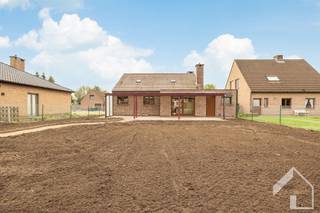 Compacte open bebouwing in een doorlopende straat (toplocatie!!), op wandelafstand van het centrum van Broechem. Bij het betreden van de...