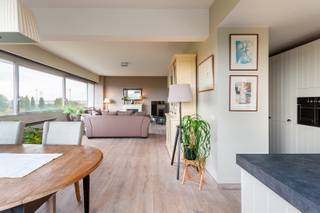 Zeer ruim en instapklaar appartement op de 7de verdieping van een residentieel gebouw 'Riverside Tower' met prachtig zicht over Schelde en Stad Antwerpen! <br /><br />Zeer rustig gelegen en toch op wandelafstand van Sint-Annastrand, winkels en openbaar vervoer in de nabijheid.<br />Naast de prachtige uitzichten geniet het ook van veel lichtinval. De indeling is als volgt: inkomhal met ingemaakte vestiairekast en apart toilet; woonkamer op massief eikenparket; open ingerichte keuken met kasten en toestellen (o.a. gasvuur, dampkap, oven, spoelbak en afwasmachine) en aansluitend een terras; 3 slaapkamers (16-m² - 12m² - 12m²) waarvan allemaal op massief eiken parketvloer en ingemaakte kasten; aansluitend aan de master bedroom is er een badkamer die voorzien is van inloopdouche, lavabomeubel en toilet; tweede badkamer is voorzien met ligbad en lavabomeubel. <br />Als extra zijn de badkamers en keuken gerenoveerd , gemeenschappelijke fietsenberging aanwezig en verplicht tot aankopen van ruime autostaanplaats en kelderberging voor 25.000€.<br />EPC: 207 kWh/m² <br />Wg – Vg – Gdv – Gvkr – Gmo<br />P &amp; G-score: C