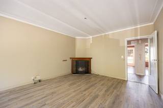 <p><span>Ontdek dit op te frissen appartement met 2 slaapkamers in een rustige, strategische buurt van Deurne, vlakbij winkels, openbaar vervoer en invalswegen.</span></p><p><span> </span></p><p><span>Dit appartement bevindt zich op de eerste verdieping van een verzorgd gebouw. Via de inkomhal kom je in de ruime en lichtrijke leefruimte terecht. Vooraan bevindt zich de praktische keuken, voorzien van de nodige toestellen. De leefruimte biedt voldoende plaats voor een gezellige zithoek met aansluitend een eetgedeelte.</span></p><p><span> </span></p><p><span>Aan de achterzijde zijn er twee volwaardige slaapkamers, waarvan één toegang heeft tot het achterliggende terras. De badkamer is uitgerust met een douche, badkamermeubel met spiegelkast en toilet. </span></p><p><span> </span></p><p><span>Troeven:</span></p><ul><li><span>Op te frissen maar per direct bewoonbaar</span></li><li><span>Twee ruime slaapkamers</span></li><li><span>Terras achteraan</span></li><li><span>Gelegen op de eerste verdieping</span></li><li><span>Gunstige ligging nabij winkels, scholen, openbaar vervoer en invalswegen</span></li></ul><p><span> </span></p><p><span>Ideaal starters- of investeringsappartement</span></p><p><span> </span></p><p><span>Interesse in dit appartement met tal van mogelijkheden?</span><span> Neem contact op via <span>michael.finkelstein@urbainvastgoed.be</span></span><span> of bel 03 501 97 16 voor meer info of een bezoek.</span></p><p><span> </span></p><p><span>Bodemattest en stedenbouwkundige inlichtingen in aanvraag.</span></p>