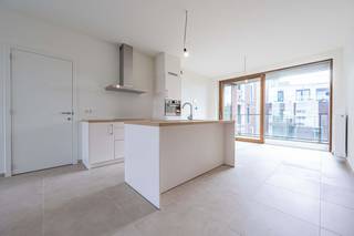 <span>2 slaapkamer appartement (3.4) voor een ALL-IN PRIJS van €277.840 incl. 6% BTW.</span><br /><br />Kwalitatief en betaalbaar woonproject nabij het bruisende stadscentrum van Izegem. GROOT 2 SLAAPKAMER appartement, oppervlakte ca. 100 m²! Dit appartement beschikt over 2 RUIME en aangename TERRASSEN!<br /><br /><span>LICHTRIJK en GROOT appartementen met een verfijnde architectuur en een optimale indeling!</span><br /><span>Inkomhal met gastentoilet, ruime leefruimte met een moderne en open geïnstalleerde keuken, aansluitend is er een berging. Nachtgedeelte bestaat uit 2 slaapkamers waarvan 1 voorzien van een grote dressing en toegang tot de badkamer. Daarnaast is er nog een extra badkamer.</span><br /><br /><span>Mogelijkheid tot aankoop van een ondergrondse parkeergelegenheid.</span><br /><br />IDEALE INVESTERING met een TOP RENDEMENT! ALL-IN Prijs onder 6% BTW (excl. kosten notaris). <br /><br /><span>Voor verdere informatie contacteer </span>Imani: 0478 26 26 36.