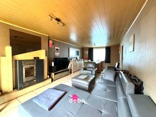 Voor wie houdt van een landelijk gelegen HOB te Anzegem met mogelijkheid tot carport naast de woning, zal hier zeker interesse voor krijgen.<br /><br />Met parking voor de deur en oprit naast de woning biedt deze woning U ook een grote diepe tuin waarbij de factuur opfrissing centraal staat. Ideaal dus voor een handige Harry die houdt van kleine renovatie.<br />De woning omvat o.a. op het GELIJKVLOERS:<br />- Grote inkomhal met glazen deur<br />- Lichtrijke leefruimte met pelletkachel en moderne tegelvloer<br />- Open keuken met alle toestellen en vaatwas<br />- Badkamer met hoekbad en toilet<br /><br />1ste VERDIEP:<br />- 3 volwaardige slaapkamers<br />- Vaste trap naar de zolder.<br /><br />Ideale ligging te Anzegem, rustige omgeving.<br />EPC 789kWh/m² - UC3407248 - Label F - renovatieplicht binnen de 6 jaar na akte.<br />Grondoppervlakte 618m² - bewoonbare oppervlakte 155m² - P-en G- score: A. Bevindt zich niet in een risicozone voor overstromingen<br /><br />Interesse in deze woning? Neem dan zeker contact op via mail info@immodebo.be 