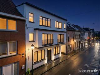 <p><span>Volledig gerenoveerd appartement met ruim terras, garage en berging. </span></p><p><span>Op de tweede verdieping van een verzorgd gebouw, vlak bij het centrum van Wevelgem, vind je dit volledig gerenoveerde en instapklare appartement. </span></p><p><span>Mooie leefruimte met parketvloer voelt meteen warm aan op de open, volledig ingerichte keuken (alle toestellen aanwezig).</span></p><p><span>Er zijn twee comfortabele slaapkamers en een moderne badkamer met regendouche en een mooi lavabomeubel. Apart toilet. Ruim & zonnige terras. </span></p><p><span>Verder is er een privatieve kelderberging en een privatieve garage.</span></p><p><span>Dankzij de recente renovatie, conforme elektriciteit, centrale verwarming en het gunstige EPC-label B woon je hier volledig zorgeloos. </span></p><p><span>De uitstekende ligging nabij winkels, openbaar vervoer en het centrum maakt dit appartement ideaal als eigen woonst of als investering.</span></p><p><span>Voor meer info of bezoek? Bel 056 96 08 00</span></p>