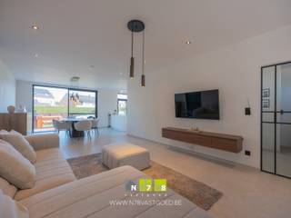 <span><strong>VRIJSTAANDE NIEUWBOUWWONING MET 3 SLAAPKAMERS OP EEN PERCEEL VAN 5A 43CA TE NEEROETEREN<br /><br />TROEVEN<br /></strong>- Instapklare nieuwbouwwoning.<br />- Gelegen in een rustige en kindvriendelijke woonwijk nabij het centrum van Neeroeteren.<br />- EPC-label A: energiezuinige woning!<br />- Vergunning voor het bouwen van een carport aan de rechter zijgevel van de woning.<br />- <span>Moderne keuken met eiland en apparatuur.<br /></span></span><span><span></span>- Woning afgewerkt in hoogwaardige en kwalitatieve materialen (binnendeuren, keuken, inbouwkasten, ...).<br />- Zonnepanelen aanwezig.<br />- Omheinde tuin met terras en tuinberging.<br />- Verkoop onder verkooprechten (2% voor rechthebbenden).<br />- Mogelijkheden voor het inrichten van een burearuimte/dressing, vraag hier meer info over tijdens jouw bezoek! <strong><br /><br />GELIJKVLOERS 00 (63,96 m²)<br /></strong>- Inkomhal (2,94 m x 1,00 m = 2,94 m²): toegang tot het gastentoilet en de woonkamer, aluminium binnendeur, trap naar eerste verdieping, tegelvloer.<br />- Woonkamer (4,12 m x 9,50 m = 39,14 m²): open leefruimte voorzien van inbouwkasten en verbonden met de keuken + eetkamer, schuifraam naar terras/tuin, tegelvoer.</span><br /><span>- Keuken (3,08 m x 3,50 m = 10,78 m²): keukenwand (onder- en bovenkasten, koelkast, vaatwasser, combi-oven en spoelbak), keukeneiland (inductiekookplaat, dampkap, werkblad, onderkasten), tegelvloer.</span><br /><span>- Gastentoilet (1,00 m x 1,80 m = 1,80 m²): hangtoilet, spoelbakje, tegelvloer.</span><br /><span>- Berging (3,02 m x 3,08 m = 9,30 m²): inbouwkasten, aansluiting voor wasmachine en droogkast, spoelbak, tegelvloer.</span><br /><br /><br /><span><strong>VERDIEPING</strong> <strong>+01 (62,37 m²)</strong></span><br /><span>- Overloop (12,90 m²): luik naar zolder, toegang tot de 3 slaapkamers en badkamer, steenparket. <br />- Badkamer (2,87 m x 4,12 m = 11,82 m²): ligbad, inloopdouche, badkamermeubel (dubbele lavabo, onderkasten), steenparket.<br />- Slaapkamer 1 (4,12 m x 3,10 m = 12,77 m²): steenparket.<br />- Slaapkamer 2 (3,50 m x 3,61 m = 12,63 m²): steenparket.<br />- Slaapkamer 3 (3,50 m x 3,50 m = 12,25 m²): steenparket.<br />- Kleine bureauruimte: tegelvloer.<br />- Toilet: hangtoilet, spoelbakje, steenparket.<br /><br /><strong>VERDIEPING</strong> <strong>+02 (20,80 m²)</strong><br />- Zolderruimte (7,20 m x 2,89 m = 20,80 m²): gestorte beton.</span><br /><br /><span><strong>EXTERIEUR</strong></span><br /><span>- Omheinde tuin met terrras en tuinberging van 9 m².<br /><br /><strong>14 ZONNEPANELEN</strong><br /><span>- In de verkoopprijs zit het volledige zonnepanelensysteem begrepen (zonnepanelen, omvormer, collectoren e.a. toebehoren).<br /><br /><strong>VERKOOP ONDER VERKOOPRECHTEN</strong><br />De verkoop zal plaatsvinden onder verkooprechten, waardoor rechthebbenden kunnen genieten van 2% verkooprechten overheen de aankoopprijs. De verkoop vindt dus niet plaats onder het BTW-stelsel.</span><span><br /></span><br />Bekijkt u deze advertentie via een aanverwante vastgoedsite, surf dan zeker naar onze website <strong>www.N78vastgoed.be</strong> voor een uitgebreide beschrijving en foto's. <strong>Meer info: +32 (0)89 86 18 88 of info@N78vastgoed.be.</strong></span>