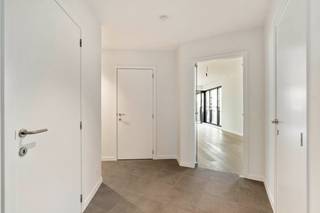 Ben je op zoek naar een nieuw plekje in het bruisende centrum van Leuven? Dit moderne nieuwbouwappartement biedt de perfecte balans tussen rust en de levendige stadsomgeving, en is bovendien direct beschikbaar!<br /><br />Gelegen in de nieuwe, duurzame 'Hertogensite', biedt deze sfeervolle locatie een eigentijdse woonomgeving midden in de stad met een goede verbinding met de autosnelweg of openbaar vervoer.<br /><br />Het appartement op de tweede verdieping beschikt over een inkomhal met een apart toilet, <strong>twee slaapkamers</strong> van 9m² en 13m², een <strong>aparte badkamer</strong> met bad- en douche combinatie, een lavabomeubel met spiegelkast en handdoekradiator.<br />Verder is er een living met veel natuurlijk licht en een volledig uitgeruste <strong>open keuken met eiland</strong> (vaatwasser, spoelbak, inductiekookplaat met 4 zones, ingebouwde oven en een koelkast met vriesvak).<br />Het <strong>overdekt terras</strong> maakt het geheel compleet! In de technische bergruimte vinden we de aansluitingen voor een wasmachine en droogkast.  In de ondergrondse garage is er een privatieve <strong>autostaanplaats</strong>, een privatieve berging en een gemeenschappelijke fietsenstalling aanwezig.<br /><br />Het nieuwbouw appartement werd volledig geschilderd en voorzien van gordijnrails. In de slaapkamers zijn er reeds verduisterende en zonwerende rolgordijnen voorzien. Langs de keuken zijn er lamellen geïnstalleerd. Lichtarmaturen zijn reeds aanwezig in de inkomhal, badkamer en toilet.<br /><br />Het appartement is bijna energieneutraal en wordt verwarmd met <strong>vloerverwarming via het geothermisch net van de Hertogensite</strong>.<br />Er is een <strong>ventilatie systeem met warmte recuperatie</strong> (type D) aanwezig en daarnaast beschikt het appartement over <strong>een zonnepaneel</strong>. De toiletten zijn verbonden met het regenwater systeem. <br /><br />Kortom, een modern, duurzaam en energiezuinig appartement dat onmiddellijk beschikbaar is voor bewoning!<br />De huurprijs bedraagt €1475 per maand, met €100 provisie per maand aan gemeenschappelijke kosten en een provisie voor de verwarming. Water en elektriciteit zijn individueel.<br /><br />Lijkt dit ruime, moderne en uitstekend gelegen 2-slaapkamerappartement echt iets voor jou? Wees er dan snel bij en maak zelf een afspraak via onze online agenda onder 'bezoekmoment kiezen. Of neem gerust contact met ons op voor verdere informatie of om een bezichtiging te regelen, via telefoon op 016 23 90 81 (elke weekdag bereikbaar tussen 10u en 13u). Dit is een geweldige kans die u niet wilt missen!