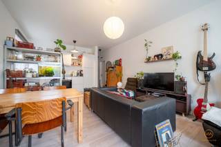 <p><span>Gerenoveerd gelijkvloers appartement in Topwijk</span></p><p><span> </span></p><p><span>Op zoek naar een rustig gelegen appartement om te wonen of te studeren nabij parken, Scholen, openbaar vervoer en invalswegen? en dat in een hyper residentiële woonwijk? </span></p><p><span>Het appartement werd in 2023 volledig gerenoveerd en bestaat uit een inkomhal en WC, een  gezellige super lichtvolle leefruimte met open ingerichte keuken, achteraan vinden we de ruime slaapkamer en een douchekamer. </span></p><p><span>In de kelder is een privatieve wasplaats en kan een fietsparking gehuurd worden (€10/mnd), er is ook een mogelijkheid een parkeerplaats te huren of te kopen. Ook als investering (rendement  van 4,5%) is dit appartement ideaal (Momenteel stabiel verhuurd of vrij ten laatste in november)</span></p><p><span> </span></p><p><span>Contacteer ons voor meer info of een bezoek VIA 03 400 43 23</span></p><p><span> </span></p><p><span>+ Unieke residentiële buurt (Markgrave)</span></p><p><span>+ Nabij invalswegen, openbaar vervoer e.a. faciliteiten</span></p><p><span>+ Gelijkvloers appt</span></p><p><span>+ Totaalrenovatie 2023</span></p><p><span>+ Elek. conform</span></p><p><span>+ Hedendaags comfort</span></p><p><span> </span></p>