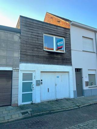 In de Forestier Liederikstraat 1 te Harelbeke vindt u deze woning boordevol potentieel. Een ideale opportuniteit voor wie op zoek is naar...