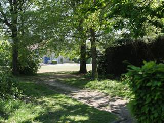 <strong>Rustig gelegen 1-slaapkamerappartement nabij station Gent-Sint-Pieters</strong><br /><br />Dit <strong>lichtrijke appartemen</strong>t ligt in een <strong>rustige buurt</strong> aan het <strong>Olympiadeplein</strong>, op wandelafstand van <strong>station Gent-Sint-Pieters</strong> en het <strong>recreatiegebied Blaarmeersen</strong>. Een <strong>strategische ligging </strong>op slechts <strong>5 minuten fietsen van het centrum van Gent</strong>, en in de nabijheid van verschillende <strong>hogescholen en universiteiten</strong>. Bovendien geniet je van een aangenaam <strong>uitzicht op groen.</strong><br /><br />Met een <strong>EPC-label B (102 kWh)</strong> staan <strong>duurzaamheid en energiezuinig wonen centraal</strong>. Elke unit is individueel<strong> aangesloten op zonnepanelen</strong>, wat bijdraagt aan<strong> lagere energiekosten</strong>. Daarnaast werden zowel de <strong>ramen als het dak reeds vernieuwd.</strong><br /><br />Het appartement bevindt zich op de <strong>2de verdieping </strong>van een <strong>kleinschalige en rustig gelegen residentie</strong>. Dankzij de <strong>eenvoudige beheerstructuur </strong>blijven de<strong> gemeenschappelijke kosten beperkt</strong>. Met een <strong>bruto vloeroppervlakte van 48,4 m²</strong> beschikt het appartement over een inkomhal, een lichtrijke woonkamer, keuken, aparte slaapkamer, badkamer en een afzonderlijk toilet.<br /><br /><strong>Extra troef</strong> is de <strong>mogelijkheid</strong> tot aankoop van een <strong>garagebox</strong> met staanplaats of een <strong>berging</strong>.<br /><br /><strong>Een ideale opportuniteit voor ouders van studerende kinderen, investeerders of young professionals die op zoek zijn naar een slimme en duurzame investering!</strong><br /><em>(opmaak aandeel kosten opmeting en basisakte ten laste van de koper)</em>